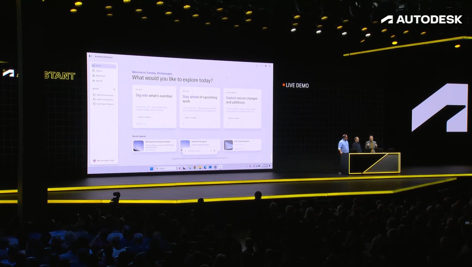 AU 2026の舞台で映された、単独で動くAutodesk Assistantの画面